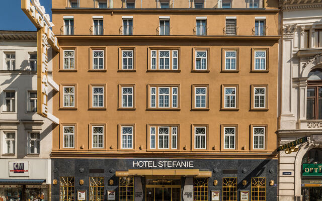 Hotel Stefanie вид на фасад