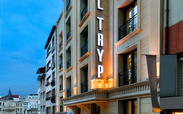 Отель TRYP by Wyndham Istanbul Taksim вид на фасад