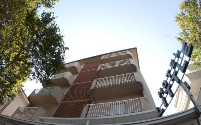 Hotel Little вид на фасад