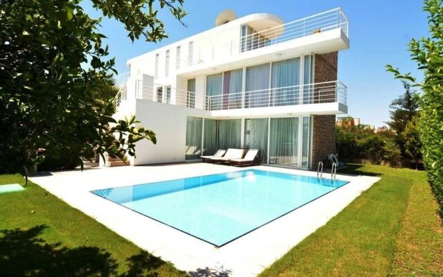 Отель Novron Feronia Villas бассейн