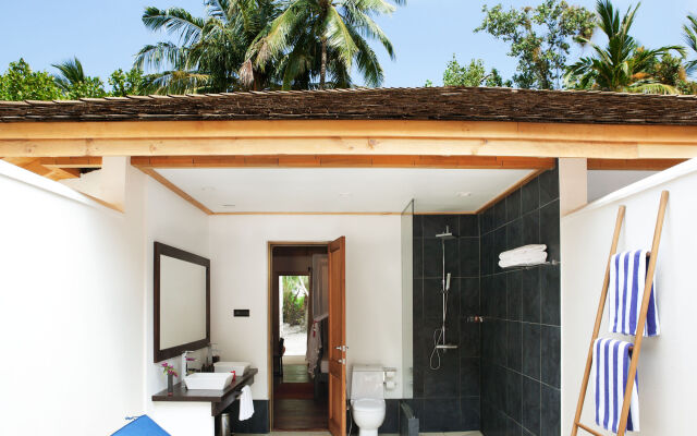 Vilamendhoo Island Resort & Spa 1