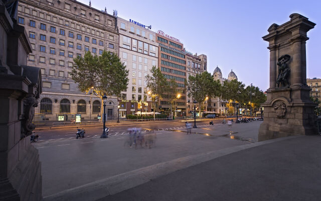 Olivia Plaza Hotel вид на фасад