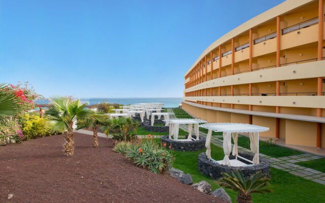 Отель Iberostar Playa Gaviotas - All Inclusive собственный двор