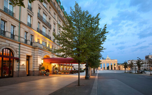 Отель Adlon Kempinski вход в здание
