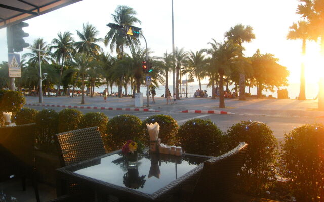 The Beach Front Resort Pattaya 2