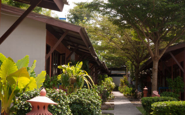 Отель Phuket Siam Villas крыльцо