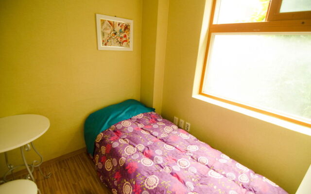 Kimchee Sinchon Guesthouse 1