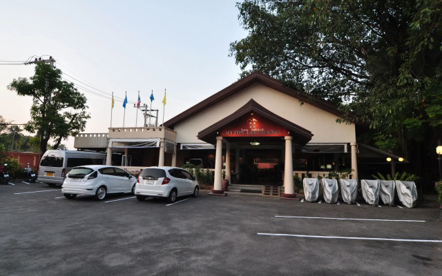 Отель Hyton Leelavadee Phuket парковка