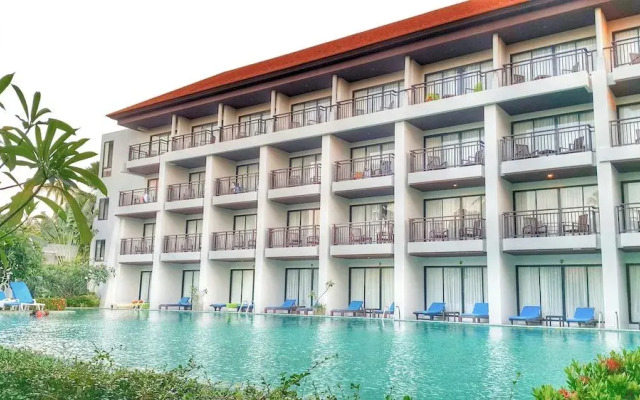 Отель D Varee Mai Khao Beach вид на сад