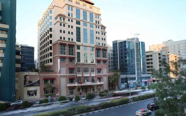Carlton Palace Hotel вид на улицу