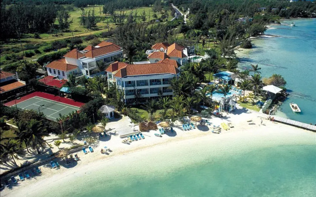 Отель Coyaba Beach Resort and Club пляж
