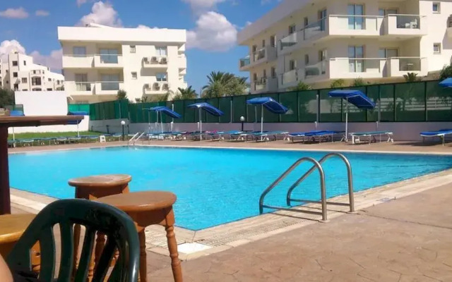 Livas Hotel Apartments Протарас бассейн