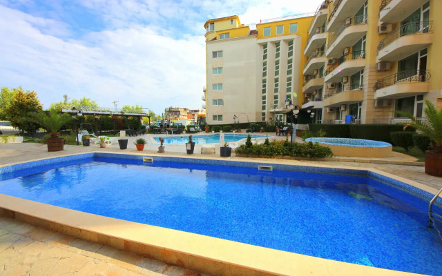 Апартаменты Menada Sea Regal Apartments открытый бассейн