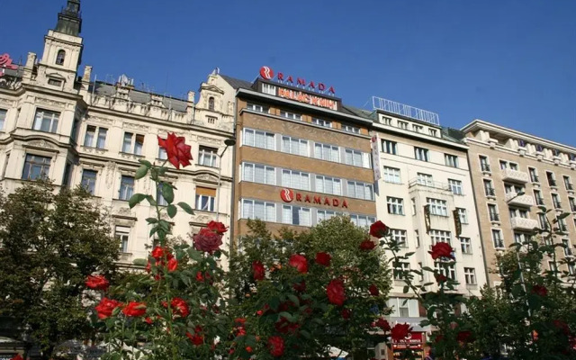 Отель Ramada by Wyndham Prague City Centre экстерьер