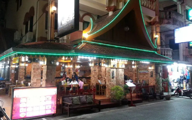 Отель Ruen Thai Guesthouse Patong вход в здание