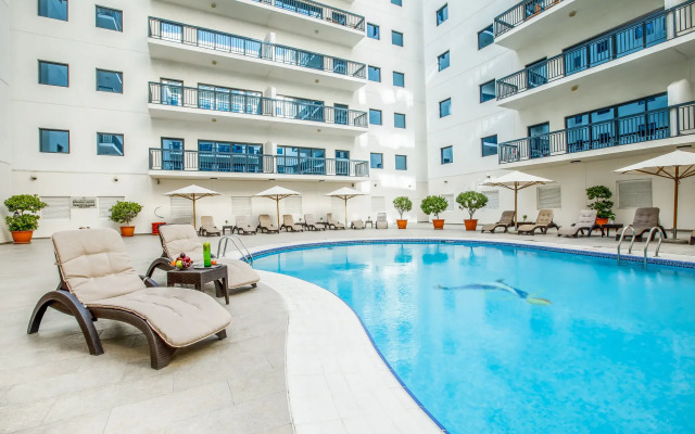 Golden Sands Hotel Apartments открытый бассейн