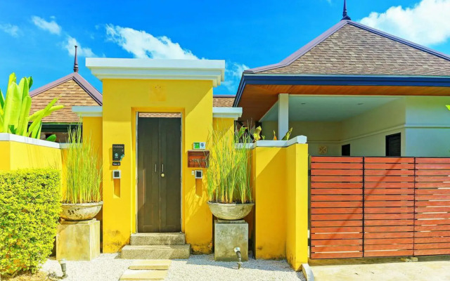 Отель Two Villas Holiday Oriental Style Layan Beach вестибюль