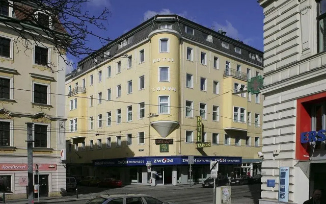 City Hotel Tabor вид на фасад