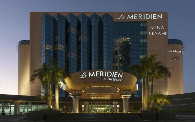 Отель Le Méridien Mina Seyahi Beach Resort & Marina вид на фасад