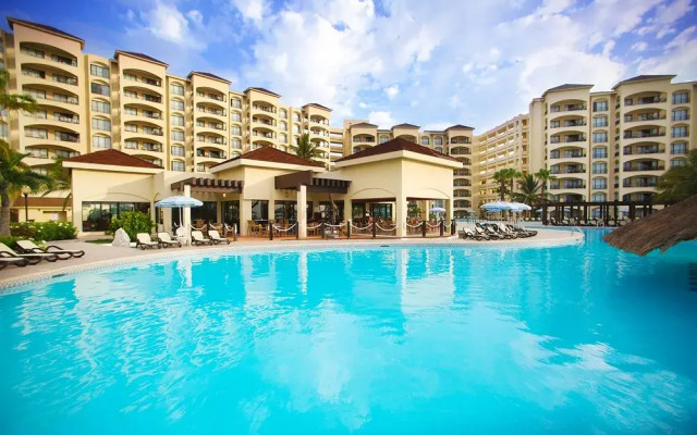 Отель The Royal Caribbean - An All Suites Resort Мексика, Канкун - 9 отзывов об отеле, цены и фото номеров - забронировать отель The Royal Caribbean - An All Suites Resort онлайн бассейн