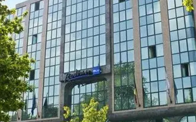 Radisson Blu Park Lane Hotel вид на фасад