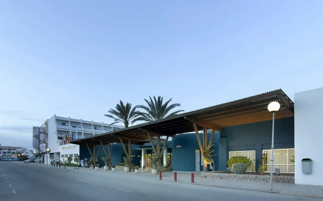 Отель Grand Palladium White Island Resort & Spa - All Inclusive Испания, Сан-Жозеф де Са Талая - отзывы, цены и фото номеров - забронировать отель Grand Palladium White Island Resort & Spa - All Inclusive онлайн вид на фасад