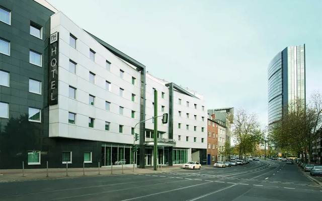 Hotel NH Düsseldorf City Nord вид на фасад