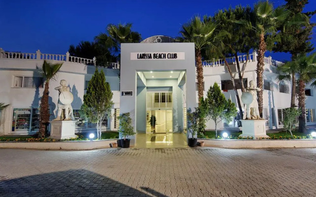 Отель Larissa Beach Club вид на фасад