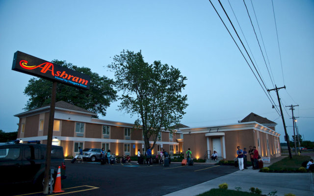 AAshram Hotel by Niagara River 1