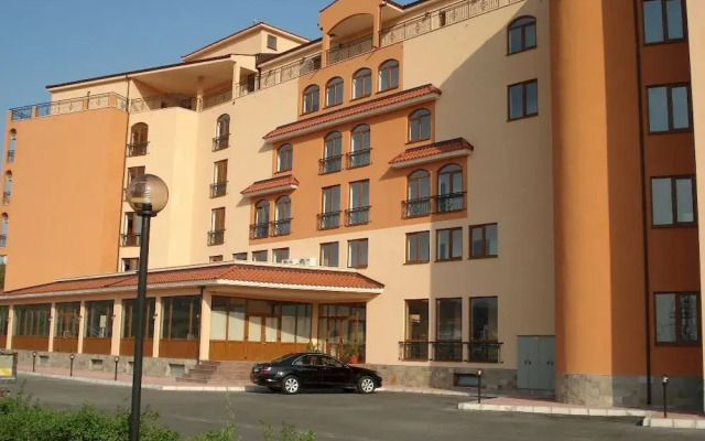 Отель Happy Aparthotel&Spa собственный двор