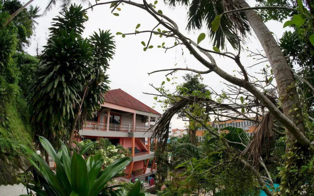 Baan Lukkan Hostel вид на сад