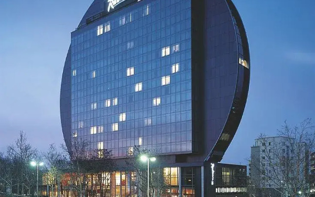 Radisson Blu Hotel, Frankfurt вид на фасад