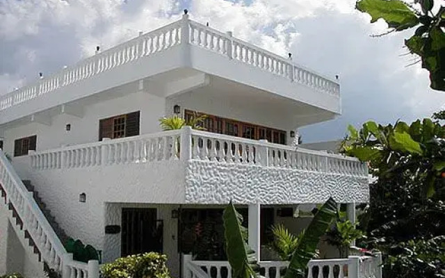 Отель Beach House Villas вид на фасад