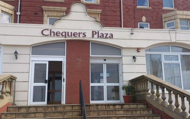 Chequers Plaza Hotel вид на фасад
