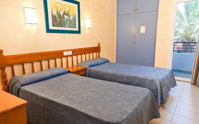 Отель Sol Post Apartamentos Испания, Сан-Антони-де-Портмань - отзывы, цены и фото номеров - забронировать отель Sol Post Apartamentos онлайн комната для гостей