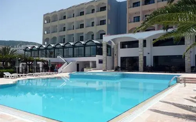 Electra Beach Hotel бассейн