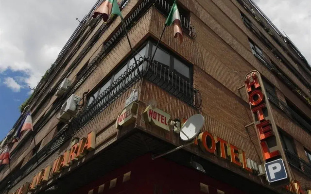 Hotel Reina Ana María вид на фасад