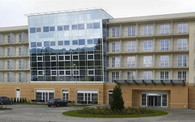 Gotth'Art Wellness & Conference Hotel вид на фасад