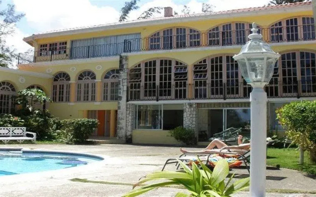 Отель Paradise Indulgence Villa вид на фасад