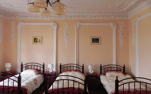 Theatrical Hostel Львов комната для гостей