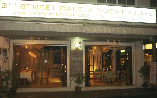 Отель 3rd Street Cafe & Guesthouse вид на фасад