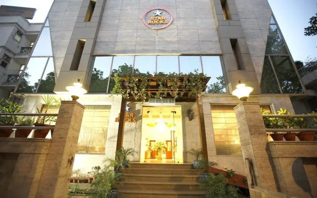 Hotel Star Rocks New Delhi вид на фасад