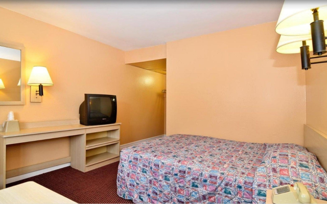 圣路易斯美洲佳值套房酒店(Americas Best Value Inn and Suites St. Louis)