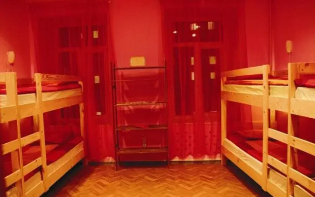 Hostel Rainbow сейф в номере