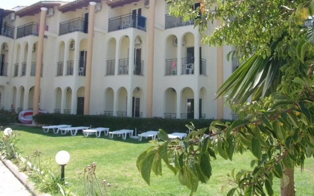 Silver Beach Hotel and Annexe Apartments