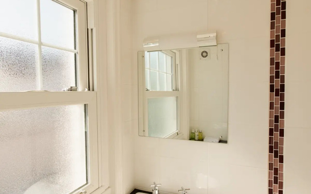 Cumberland House Gatwick B & B