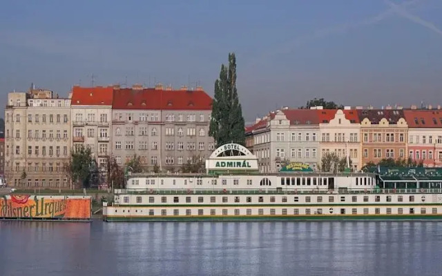 Отель Admiral Botel городской автобус