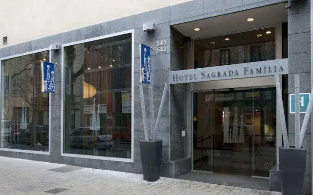 Hotel Sagrada Familia вид на фасад