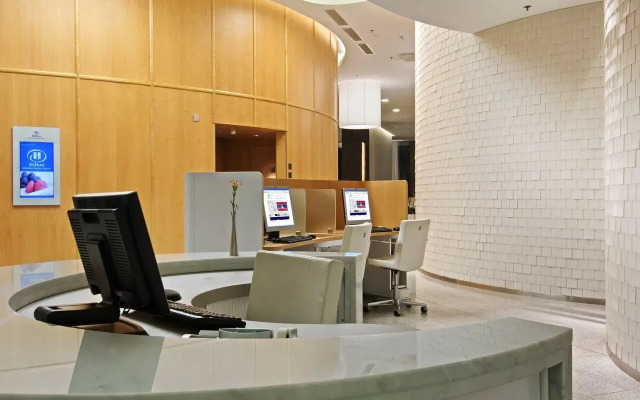 Отель Hilton Helsinki Airport интерьер отеля