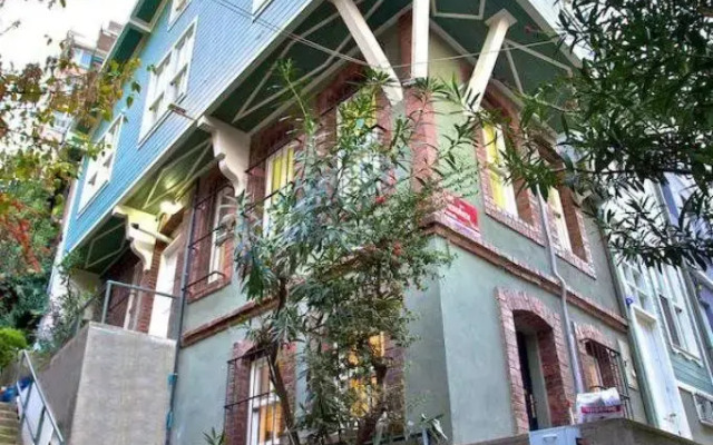 Отель Dreamer`s B&B Cihangir вид на фасад
